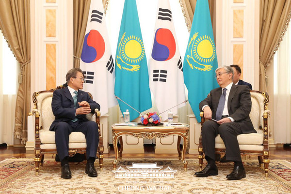 President Moon Jae-in (left) and President Kassym-Jomart Tokayev of Kazakhstan hold their summit talks at the Ak Orda Presidential Palace in Nur-Sultan on April 22, 2019.