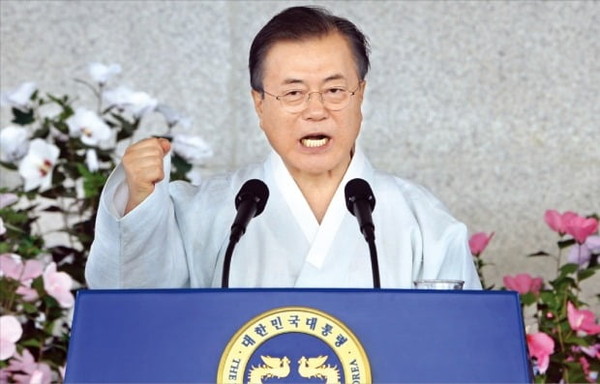 President Moon Jae-in delivers a congratulatory speech at the Independence Hall in Cheonan City, South Chungcheong Province to mark the 74th anniversary of Liberation Day on Aug. 15.