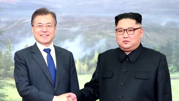 President Moon Jae-in (left) and North Korean leader Kim Jeong-un pose for the camera ahead of the summit meeting at the North Korean truce village of Panmunjeom on May 26, 2018.