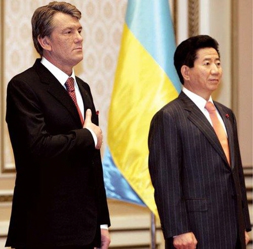 Former President Viktor Yushchenko of Ukraine (left) pledges allegiance to the nation with the then President Roh Moo-hyun of Korea in Seoul in December 2006. President Moon Jae-in (then the Presidential Chief Secretary) is known to respect the late President Roh from the bottom of his heart.