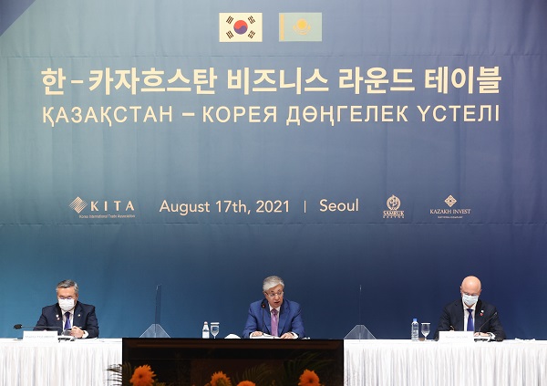 President Kassym Jomart Tokayev of Kazakhstan (center) delivers an address at the Korea-Kazakhstan Business Round Table held at Lotte Hotel in Jung-gu, Seoul on Aug. 17.