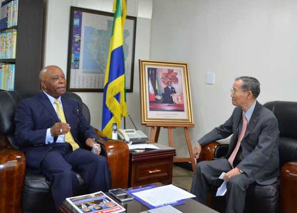 Ambassador Carlos Victor Boungou of the Republic of Gabon in Seoul (left) interviewed by Publisher-Chairman of The Korea Post media