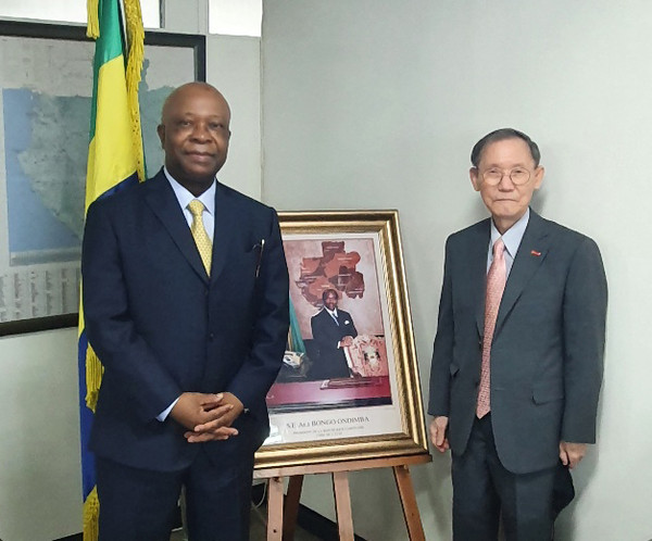 Ambassador Boungou of Gabon (left) poses with Publisher-Chairman Lee Kyung-sik of The Korea Post media after an extensive interview on the occasion of the National Day of Gabon.