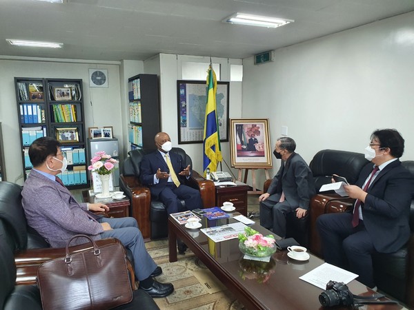 Ambassador Boungou of Gabon (second from left) is seen with Vice Chairman Song Na-Ra of The Korea Post media (left) and Deputy Editor Sung Jung-wook (far right) and Publisher-Chairman Lee (third from left).