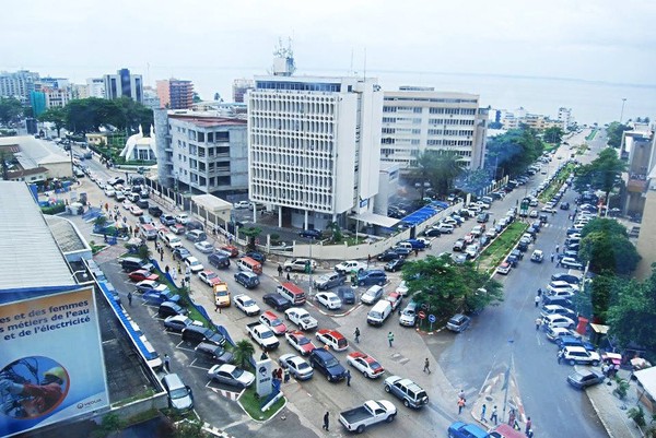 Like in Seoul, there are many cars in big cities in Gabon, a symbol of economic and industrial prosperity.