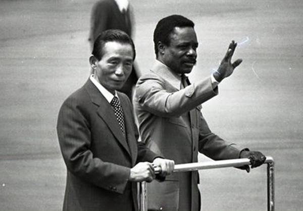 The then President Park Chung-hee (left) rides a car together with the then President Omar Bongo of Gabon in a review ceremony in Seoul in 1975.