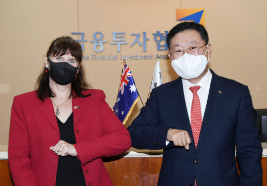 Ambassador Catherine Raper of Australia in Seoul (left) and Na Jae-chul, chairman of the Korea Financial Investment Association, pose for the camera before holding a meeting in Seoul on Aug. 19.