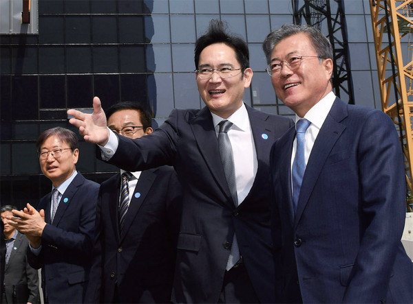 President Moon Jae-in (right) listens to Vice Chairman Lee Jae-yong of Samsung Business Group who introduces the Samsung Semiconductor plant in Hwaseong, Gyeonggi Province on April 30, 2019.