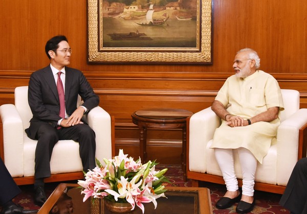 Prime Minister Narendra Modi of India (right) speaks with Vice Chairman Lee Jae-yong of Samsung Business Group in New Delhi, India on Sept. 15, 2016 discussing Samsung's business plans in India.