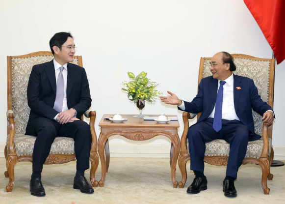 Prime Minister Nguyen Xuan Phuc of Vietnam (right) meets with Vice Chairman Lee Jae-yong of Samsung Business Group on economic issues at the Prime Minister's Office in Hanoi on Oct. 20, 2020.
