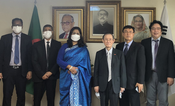 Ambassador Abida Islam of Bangladesh and The Korea Post Publisher Lee Kyung-sik (third and fourth from left, respectively) pose with members of The Korea Post media at the Embassy of Bangladesh. others are (from left) First Secretary Samuel Murmu, Commercial Counsellor Dr. Mizanur Rahman, Managing Editor Kevin Lee, Deputy Managing Editor Sung Jung-wook