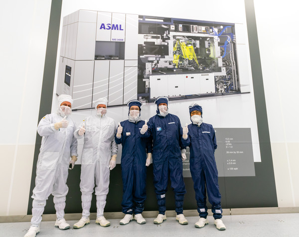 Vice Chairman Lee Jae-yong of Samsung Business Group (center) visits ASML headquarters in the Netherlands in October last year to discuss ways to strengthen cooperation for the development of next-generation semiconductor technology.