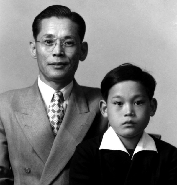 The late Founder-Chairman Lee Byung-chul (left) poses with his son, Lee Kun-hee, who led the Samsung Business Group, Korea's top business conglomerate and one of the leading business groups of the world.