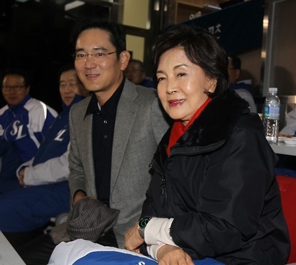 Vice Chairman Lee Jae-yong of Samsung Business Group (left) and his mother, Director Hong Ra-hee of Samsung Museum of Art Leeum, watch the match between Doosan and Samsung in the Korean Series of Professional Baseball held at Jamsil Baseball Stadium in Seoul on Sept. 29, 2015.