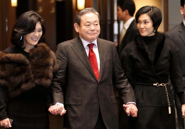 The late Chairman Lee Kun-hee of the Samsung Business Group is flanked on the left by his elder daughter, Lee Boo-jin (CEO of Hotel Shilla and a number of other business organizations), and younger daughter, Lee Seo-hyun (leader of Cheil Industries).