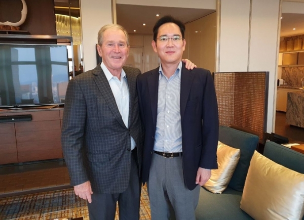 Former President George W. Bush of the United States (left), who visited Korea to attend the 10th memorial service for the late President Roh Moo-hyun, poses with Vice Chairman Lee Jae-yong of Samsung Business Group on May 22, 2019.