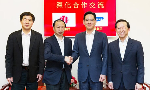 Vice Chairman Lee Jae-yong of Samsung Business Group (third from left) shakes hands with Chairman Yichen Zhang of CITIC Group (second from left) after discussing ways to cooperate in fiancial business in Beijing, China on March 25, 2015.