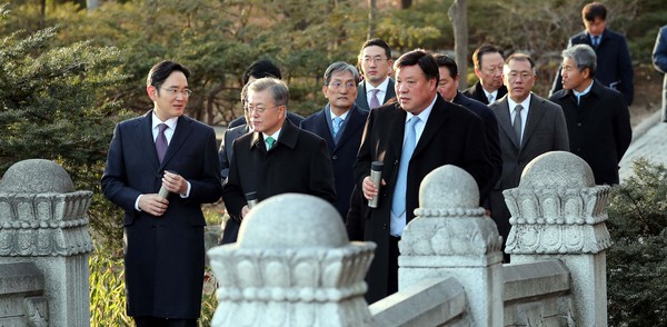 President Moon Jae-in (second from left, front row) is taking a walk with Vice Chairman Lee Jae-yong of Samsung Electronics (left, front row) and other business leaders after finishing the "Conversation with Businesspeople 2019" at Cheong Wa Dae on Jan. 15, 2019.