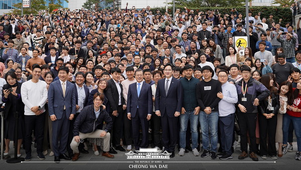 President Moon Jae-in and Vice Chairman Lee Jae-yong of Samsung Electronics (sixth and seventh from left, respectively) pose for the camera with Samsung employees at the Asan factory of Samsung Display on Oct. 10, 2019 after attending the ceremony for new investment in display.