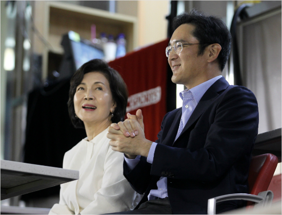 Vice Chairman Lee Jae-yong of Samsung Business Group (right) and his mother, Madam Hong Ra-hee, watch a sports game.