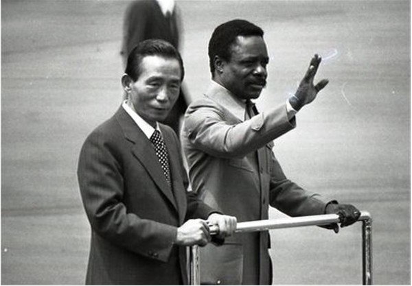 박정희 당시 대통령(왼쪽)과 오마르 봉고 당시 가봉 대통령이 1975년 서울에서 열린 사열식을 하고 있다.