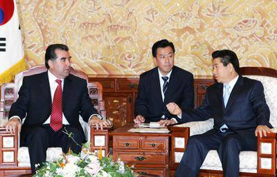 President Emomali Rahmon of Tajikistan (Left) speaking with the then President Roh Moo-hyun of the Republic Korea (right). At the time time, President Moon Jae-in was the Chief Secretary of President Roh.