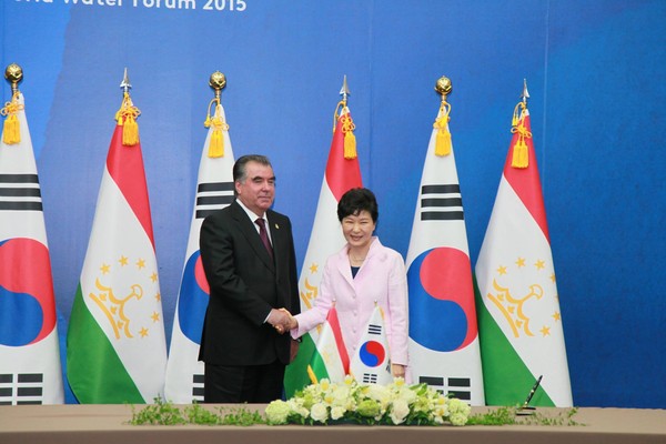 The then President Park of Korea (right) shakes hands with President Rahmon of Tajikistan afer the signing ceremony.