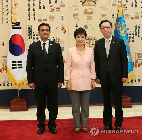 The then President Park Geun-hye is flanked on the left by Ambassador Yusuf Sharifzoda of Tajikistan and the then Vice Minister of Foreign Affairs Cho Tae-yeol of Korea