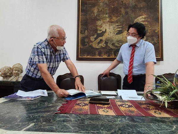 Director Lee Bok-hyung of the Latin American Cultural Center Museum (left) introduces an anecdote of his time as the head of the Korean embassy in Mexico during an interview with Deputy Managing Editor Sung Jung-wook of Korea Post.