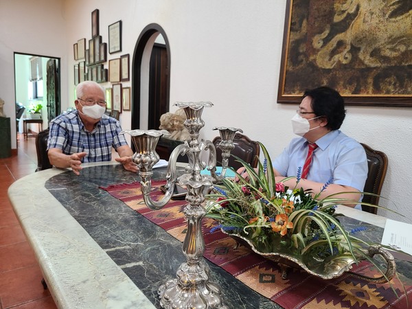 Director Lee Bok-hyung of the Latin American Cultural Center Museum (left) is interviewed by Deputy Managing Editor Sung Jung-wook of Korea Post at a research center.