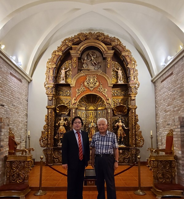 Director Lee Bok-hyung of the Latin American Cultural Center Museum (right) and Deputy Managing Editor Sung Jung-wook of Korea Post pose for the camera at  the Religious Hall of Latin America Cathedral.