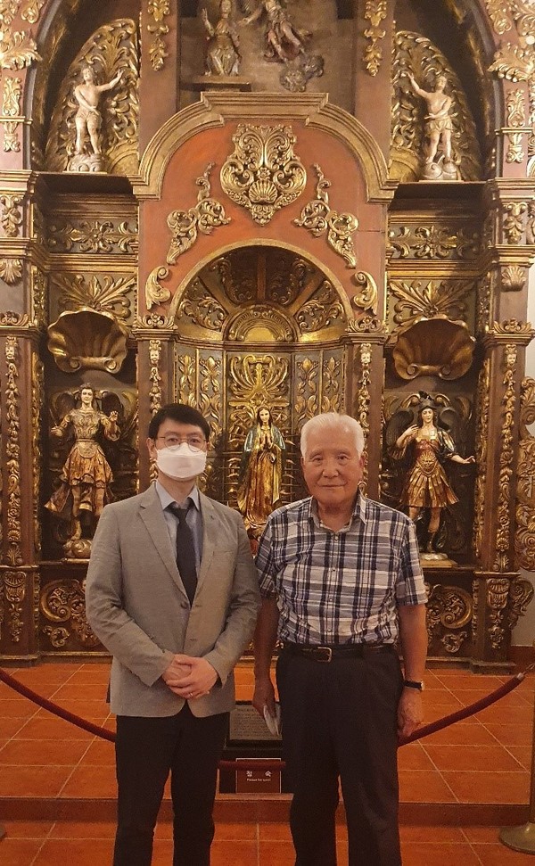 Director Lee Bok-hyung of the Latin American Cultural Center Museum (right) and Make-up Editor Kim Myeong-keun of Korea Post pose for the camera at the Religious Center.