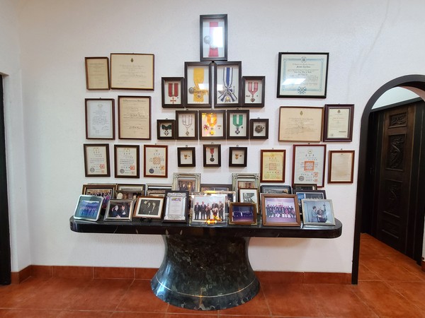 Plaques and medals received by Director Lee Bok-hyung of the Latin American Cultural Center Museum while serving as an overseas mission chief of the Korean embassy.