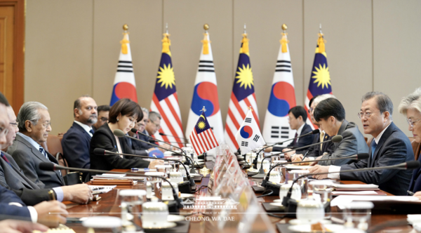 President Moon (second from right) holds a summit meeting with the then Prime Minister Mahathir Mohamad of Malaysia at Cheong Wa Dae on Nov. 28, 2019.
