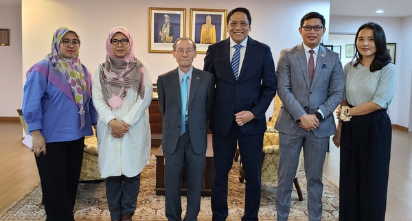 CDA Sarkawi of Malaysia and Publisher-Chairman Lee Kyung-sik of The Korea Post Media (fourth and third from left, respectively) pose with staffers of the Embassy of Malaysia in Seoul on Aug. 25, 2021. First Secretary Muhammad Haidas of the Embassy of Malaysia and Interpreter Hwang Eunbi are also seen (second and first from right).