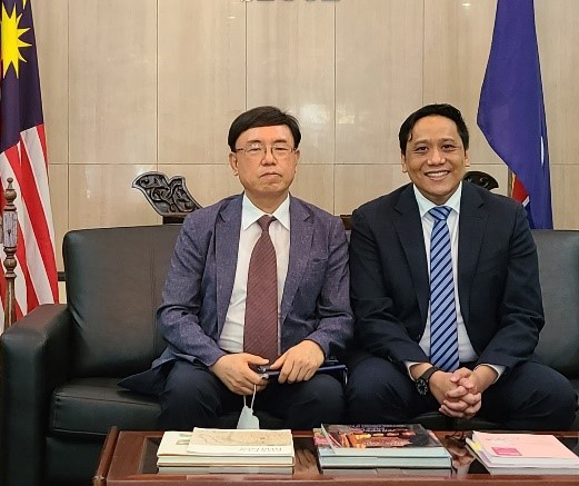 CDA Sarkawi of Malaysia (right) and Managing Editor Kevin Lee of The Korea Post Media take a photo at a reception room at the Embassy of Malaysia in Seoul on Aug. 25, 2021.