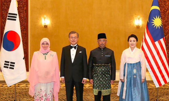 President Moon Jae-in (second from left) and First Lady Kim Jung-sook (right) pose with H.M. King Sultan Abdullah of Malaysia and the Queen before holding a summit meeting on March 13, 2019.