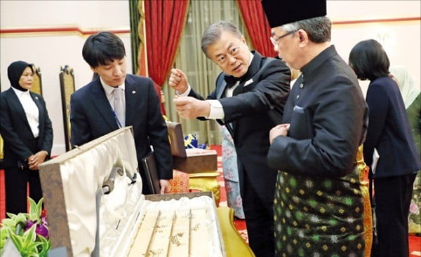 President Moon Jae-in (third from left) is explaining a set of Korean traditional hunting tool to Malaysia's Sultan Abdullah of Pahang (second from right) at the National Palace in Malaysia on March 13, 2019.