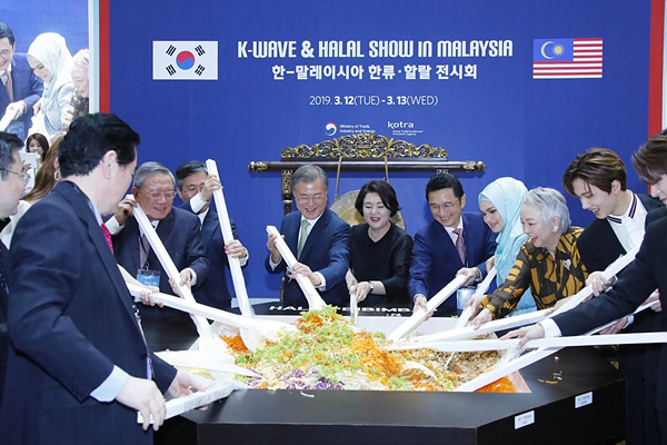 President Moon Jae-in and First lady Kim Jong-sook are making a gigantic halal bibimbap with attendees at the "K-wave & Halal show in Malaysia " held on March 12, 2019 in Wangoo Tama Shopping Center, Malaysia's largest shopping center.