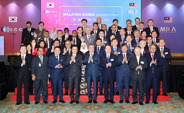 President Moon Jae-in (fifth from left forefront) is taking a commemorative photo with businessmen at the Korea-Malaysia Business Forum held on March 14, 2019 at Kuala Lumpur Mandarin Oriental Hotel, Malaysia.