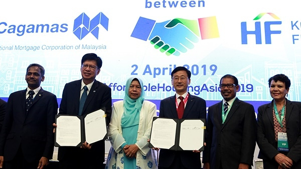 President Lee Jung-hwan of Korea Housing Finance Corporation (third from right), taking a commemorative photo with the officials at “Cagamas Berhad”, a business agreement ceremony held in Kuala Lumpur, Malaysia on April 2, 2019.