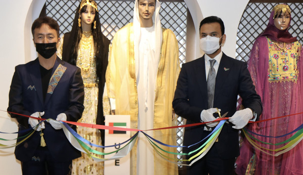 주한 아랍에미리트(UAE) 압둘라 사이프 알 누아이미 대사(오른쪽)와 다문화박물관 김윤태 대표가 2021년 9월 1일 서울 다문화박물관에서 열린 '한국 패션과 전통 세계복' 전시회 개막식 테이프를 자르고 있다.