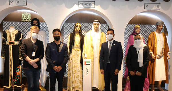 주한 아랍에미리트(UAE) 압둘라 사이프 알 누아이미 대사(오른쪽에서 두 번째)와 김윤태 다문화박물관 대표(왼쪽에서 두 번째)가 서울 다문화박물관에서 UAE대사관 직원들과 기념촬영을 하고 있다.