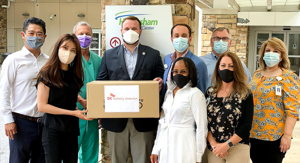 8월 24일(현지 시간), SK이노베이션이 美 조지아州 소재 하버샴 메디컬 센터(Habersham Medical Center)에 마스크를 기부했다. (왼쪽에서 네 번째부터) 보 햇쳇(Bo Hatchett) 조지아州 상원의원, 타일러 윌리엄스(Tyler Williams) 하버샴 메디컬 센터 CEO
