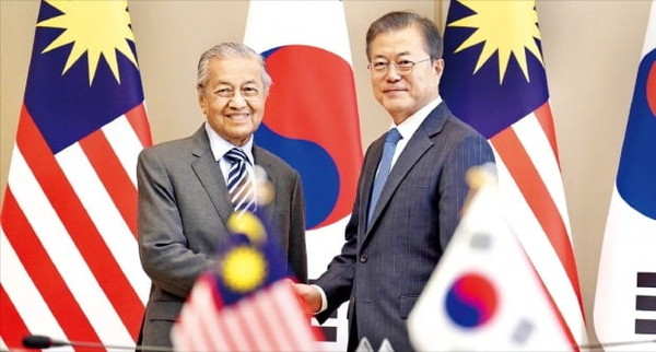 문재인 대통령(오른쪽)과 마하티르 빈 모하마드 당시 말레이시아 총리가 2019년 11월 28일 서울 청와대 영빈관에서 정상회담에 앞서 악수하고 있다.