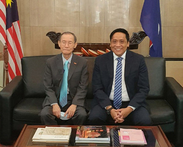 말레이시아 사카위 부대사(오른쪽)와 이경식 코리아포스트미디어 회장이 2021년 8월 25일 주한 말레이시아 대사관에서 인터뷰를 마친 뒤 카메라를 향해 포즈를 취하고 있다.
