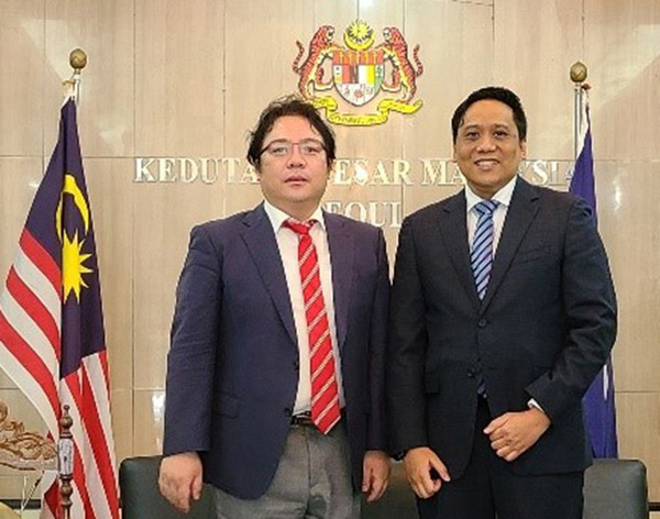 2021년 8월 25일 주한 말레이시아 대사관 리셉션룸에서 말레이시아 사카위 부대사(오른쪽)와 성정욱 코리아포스트미디어 부국장이 기념촬영을 하고 있다.