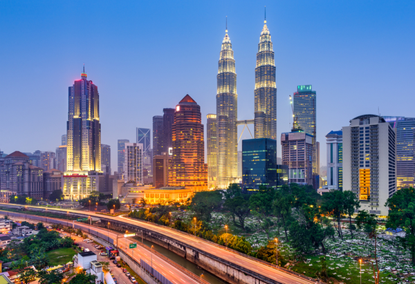 말레이시아 쿠알라룸푸르의 쌍둥이 빌딩인 페트로나스 트윈 타워 (Petronas Twin Towers)