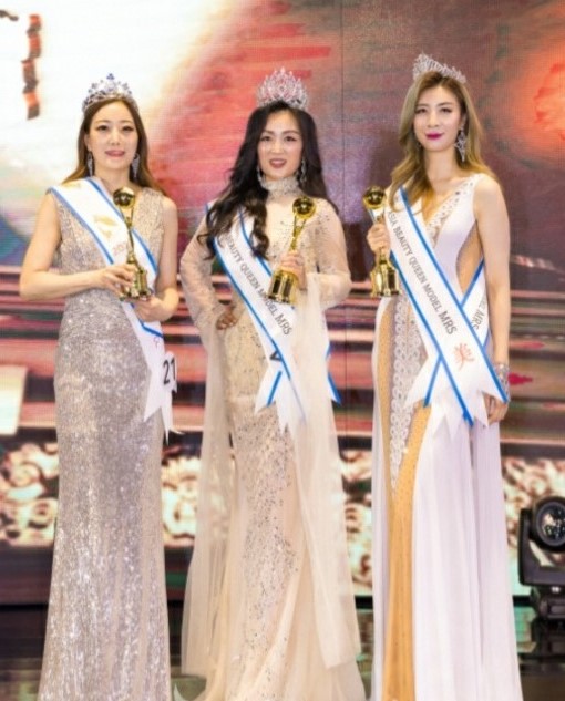 In the Asia Beauty Queen Model Contest, Kim Lee-sun (left) won the “Sun (Good)” award in April, 2021.