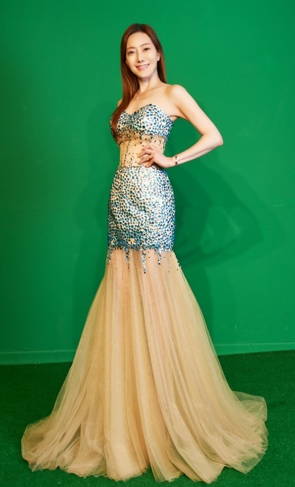Model Kim Lee-sun's dress fashion appearance